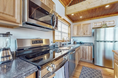 Cottage on active vineyard with lovely views, grill, firepit, EV charger, & W/D