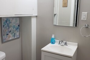 Hair dryer, towels, soap, shampoo - B-town King and Queen (Bloomington)