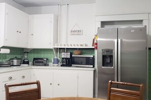 Fridge, microwave, oven, stovetop - B-town King and Queen (Bloomington)