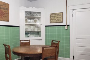 Dining - B-town King and Queen (Bloomington)