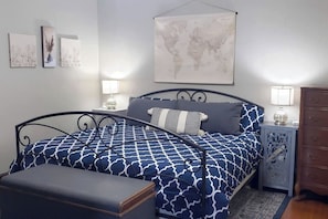 1 bedroom, iron/ironing board, free WiFi, bed sheets - B-town King and Queen (Bloomington)