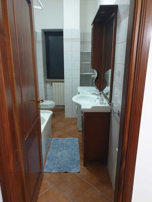 Dusche, Haartrockner, Bidet, Handtücher