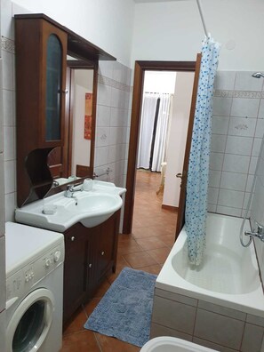 Dusche, Haartrockner, Bidet, Handtücher