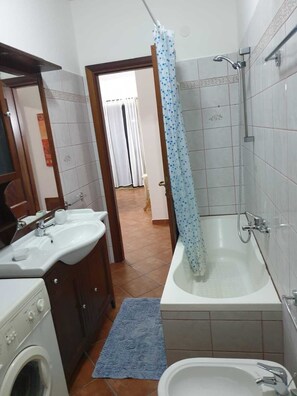 Douche, sèche-cheveux, bidet, serviettes fournies