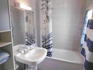Bathroom - GITE DES GARGAILS - LE BARP (LE BARP)
