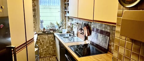 Refrigerador, microondas, horno y parrilla de estufa