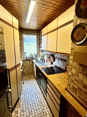 Fridge, microwave, oven, stovetop - Torbogenstübchen im Herzen von Ruit (Ostfildern)