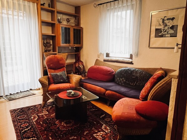 Smart-TV, DVD-spiller, bøker og musikkbibliotek