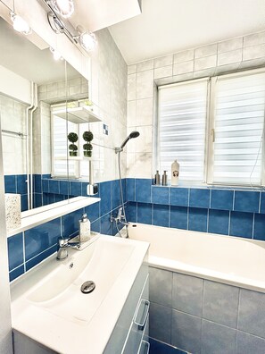 Een haardroger, handdoeken, zeep, shampoo