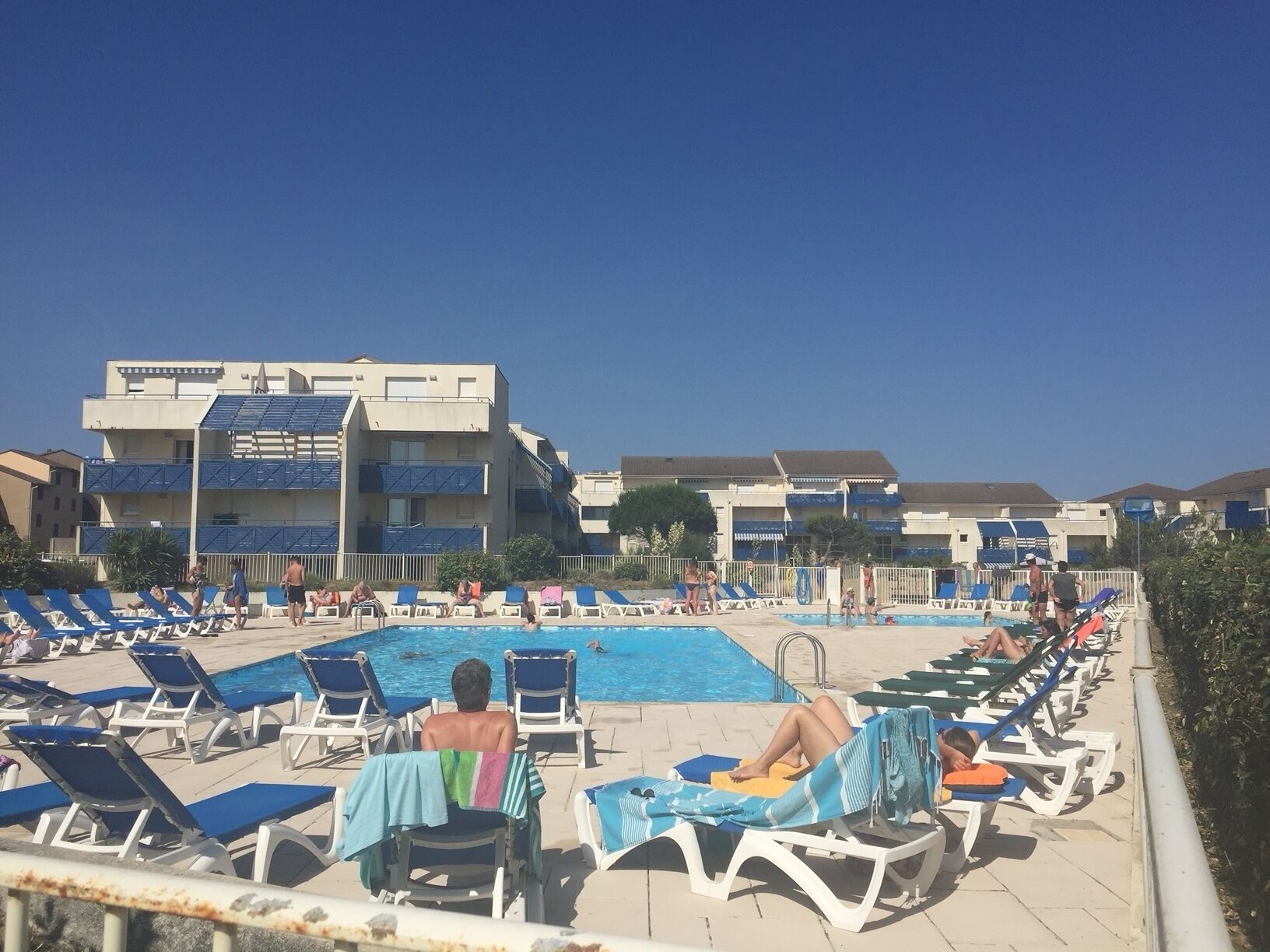 Et poolområde med liggestole og en swimmingpool.