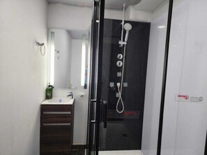Toallas, jabón, shampoo, papel de baño 