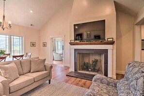 TV, fireplace, ping pong - Massive Mountain Retreat, 12 Miles to Asheville! (Candler)