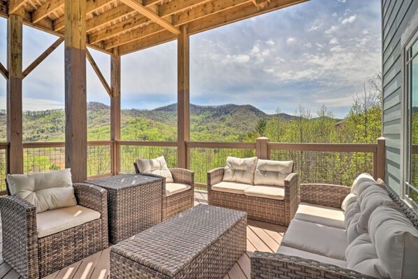 Property grounds - Massive Mountain Retreat, 12 Miles to Asheville! (Candler)