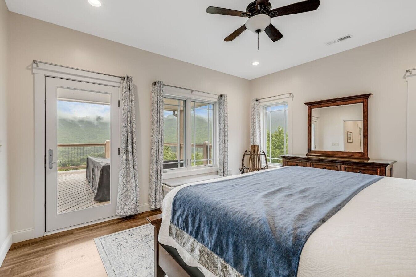 7 bedrooms, desk, iron/ironing board, WiFi