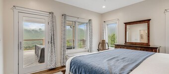 Massive Mountain Retreat, 12 Miles to Asheville!