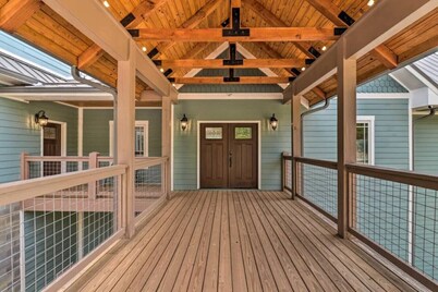 Massive Mountain Retreat, 12 Miles to Asheville!