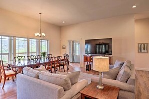 Televisie, een open haard en een tafeltennistafel