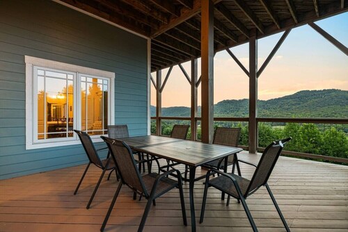 Massive Mountain Retreat, 12 Miles to Asheville!
