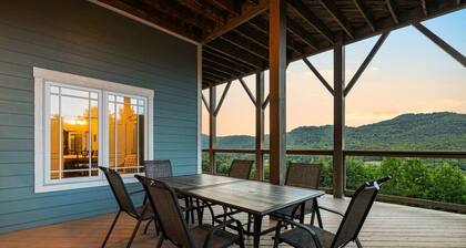 Massive Mountain Retreat, 12 Miles to Asheville!