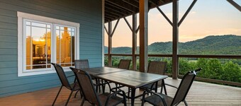 Massive Mountain Retreat, 12 Miles to Asheville!