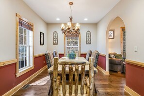 Dining - Mountain Retreat, Balcony, Hot Tub, and Grill! (Waynesville)