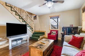 TV, fireplace, video games, stereo - Mountain Retreat, Balcony, Hot Tub, and Grill! (Waynesville)