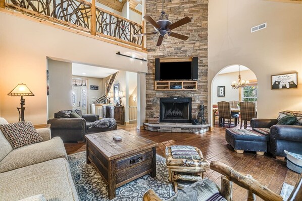 TV, fireplace, video games, stereo - Mountain Retreat, Balcony, Hot Tub, and Grill! (Waynesville)