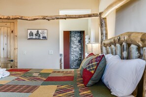 4 bedrooms, desk, iron/ironing board, travel crib - Mountain Retreat, Balcony, Hot Tub, and Grill! (Waynesville)