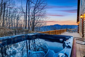 Outdoor spa tub - Mountain Retreat, Balcony, Hot Tub, and Grill! (Waynesville)