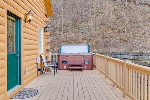 Terrace/patio - Mountain Retreat, Balcony, Hot Tub, and Grill! (Waynesville)