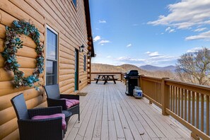 Outdoor dining - Mountain Retreat, Balcony, Hot Tub, and Grill! (Waynesville)