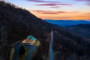 Exterior - Mountain Retreat, Balcony, Hot Tub, and Grill! (Waynesville)