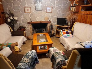 Televisie, een open haard, tafelvoetbal en boeken