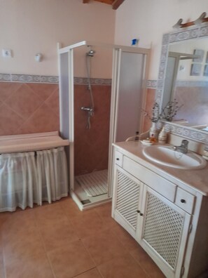 Dusche, Haartrockner, Bidet, Handtücher