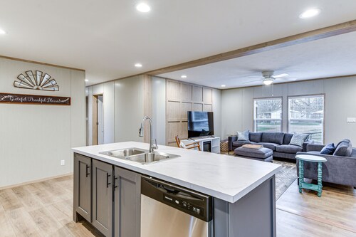 Hudson Oaks Country Creekside Home: Hot Tub & Deck