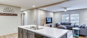 Hudson Oaks Country Creekside Home: Hot Tub & Deck