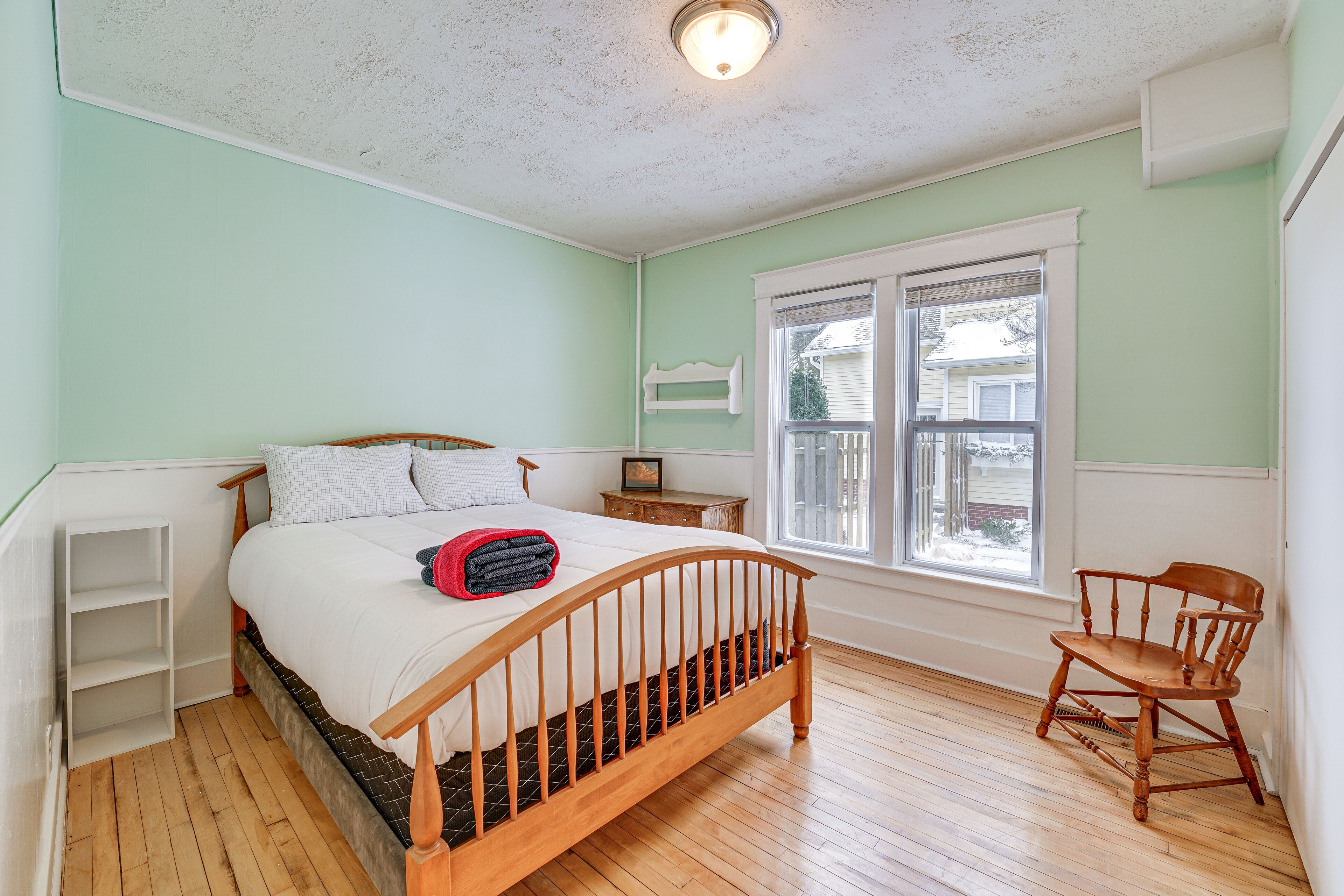 3 Schlafzimmer, Schreibtisch, Bügeleisen/Bügelbrett, Reisekinderbett