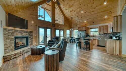 My Mystic Mountain - New Cabin! Hot Tub, 3 fireplaces, Wifi, mins to Hiwassee