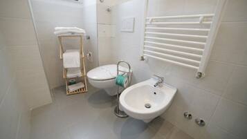 Doccia, asciugacapelli, bidet, asciugamani