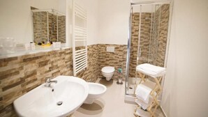 A bathroom with a sink, toilet, and shower. - Crusco Room - Camera con letto matrimoniale e un divano letto (Matera)
