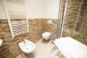 Douche, séchoir à cheveux, bidet, serviettes fournies