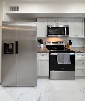 Refrigerador, microondas, horno, placa de cocina