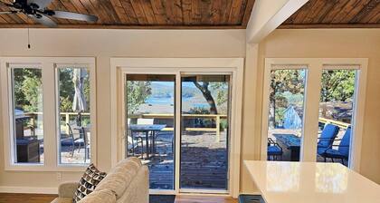 The Pettit Bay Hideaway - Lakeview, Pool, Wifi, Large Deck, Firepit, and More!