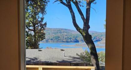 The Pettit Bay Hideaway - Lakeview, Pool, Wifi, Large Deck, Firepit, and More!