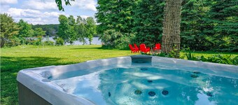 Silver Maple Farmhouse | Luxury Lakefront Cottage | Hot Tub | Sauna | 4+ Acres