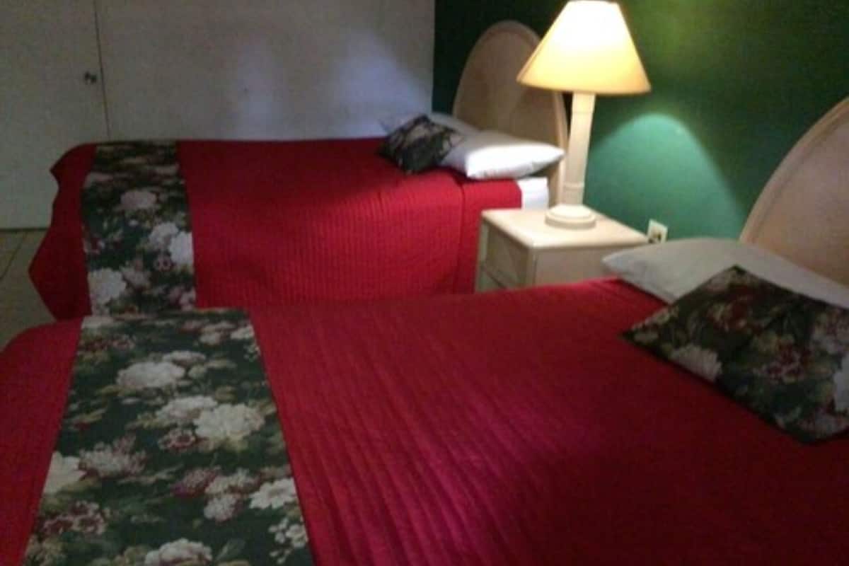 Economy tweepersoonskamer, 2 tweepersoonsbedden | 1 slaapkamer, een bureau, geluiddichte muren, gratis wifi