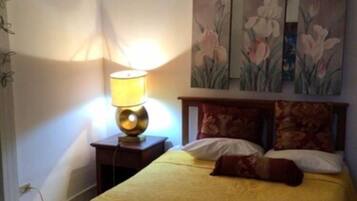 Escritorio, sistema de insonorización y wifi gratis