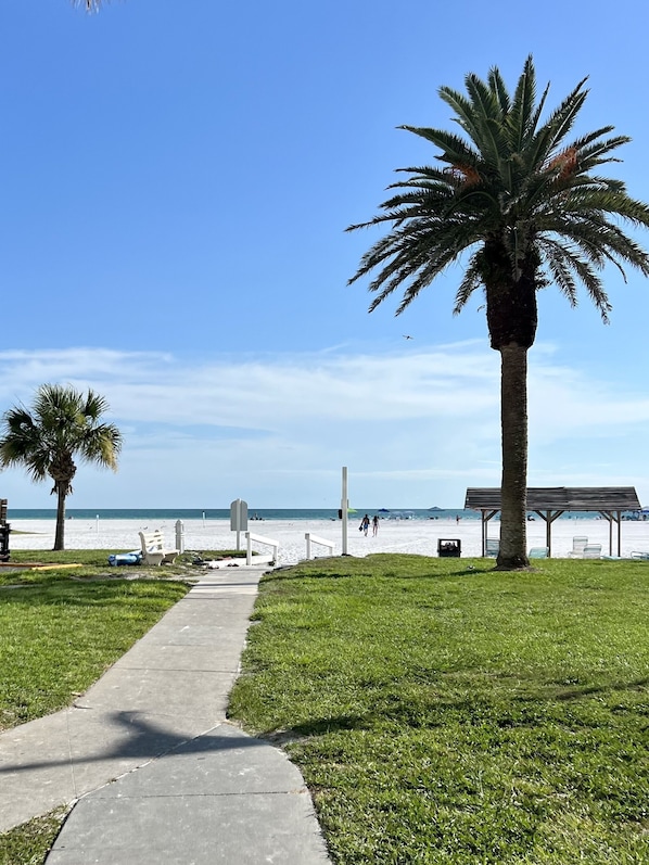 Plage à proximité, chaises longues