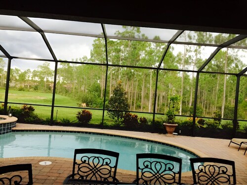 Stunning 4-bedroom house. Beaches, Shopping, Golf, Restaurants all close by.