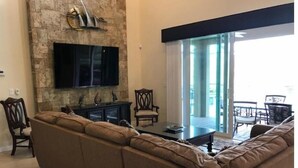 Smart TV, printers - Stunning 4-bedroom house. Beaches, Shopping, Golf, Restaurants all close by. (Estero)
